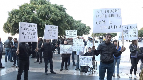 Չենք հանդուրժելու մեր թալանված բյուջեի մսխումները. բողոքի ակցիա՝ կառավարության դիմաց (տեսանյութ)